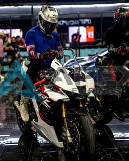 White & Red - Honda CBR1000RR / CBR1000RR-R Fireblade (2017-2026) ABS Fairings — Style A11 | Apex Fairings — view 1